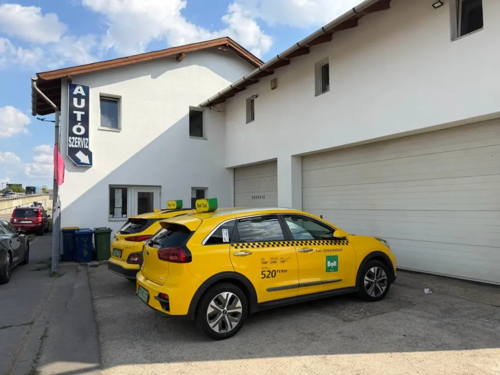 Kia e-Niro taxik az EV Hajtás műhelye előtt