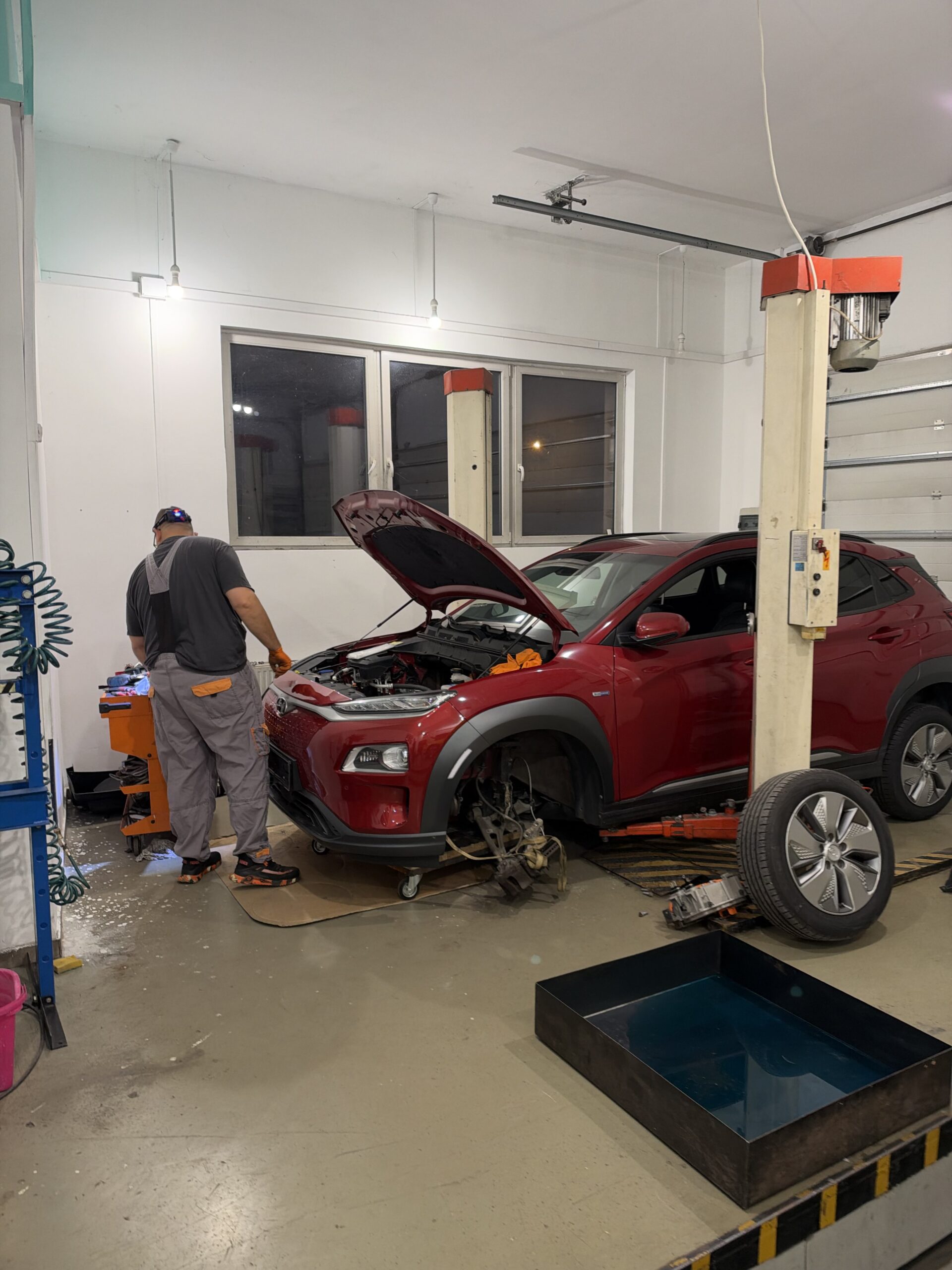 Hyundai Kona Electric javítása az EV Hajtás műhelyében